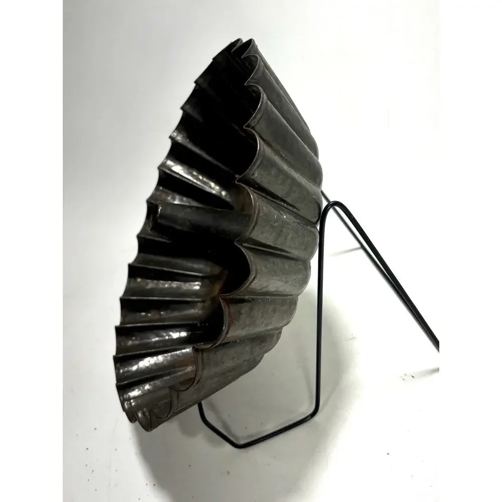 Vintage Fluted Tube Pan Bundt Cake Mold Primitive Farmhouse Bakeware